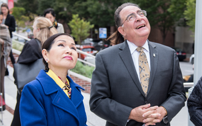 UMB President Jay A. Perman, MD, and Maryland First Lady Yumi Hogan admire the sculpture by artist Eric Peltzer.
